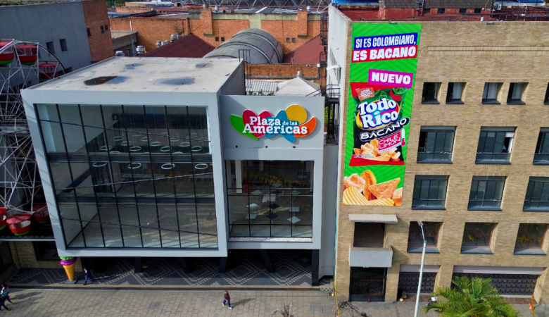 Fachada en Plaza de Las Américas